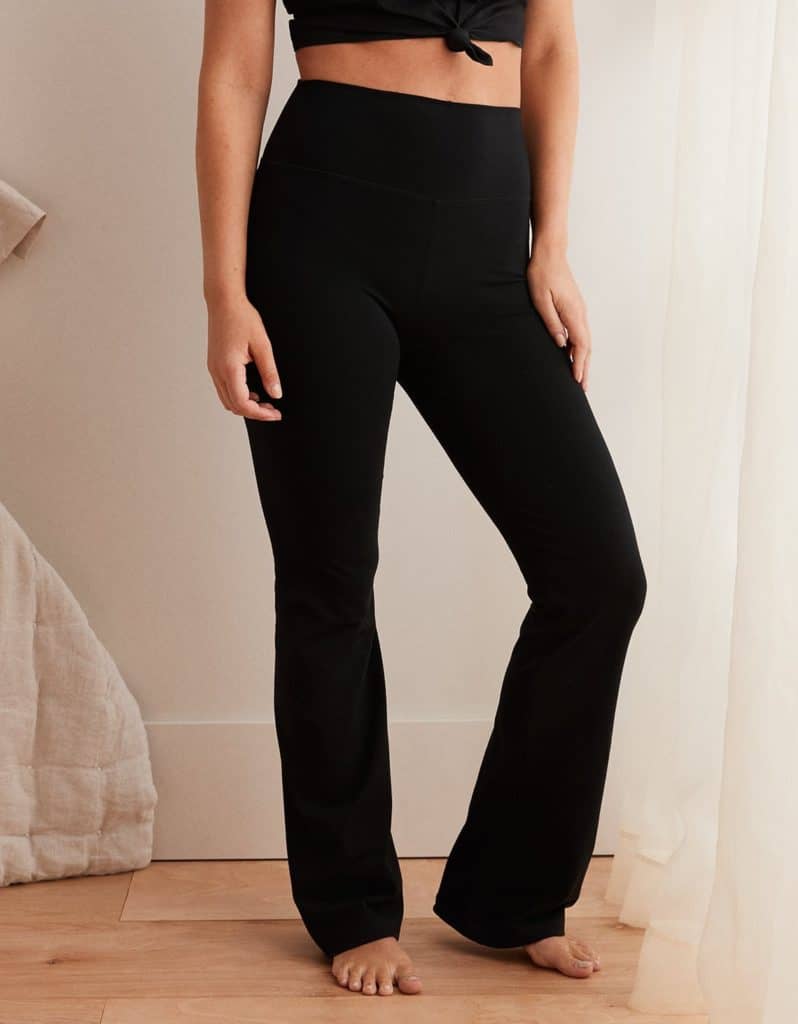 Une femme portant un pantalon de survêtement en spandex noir.