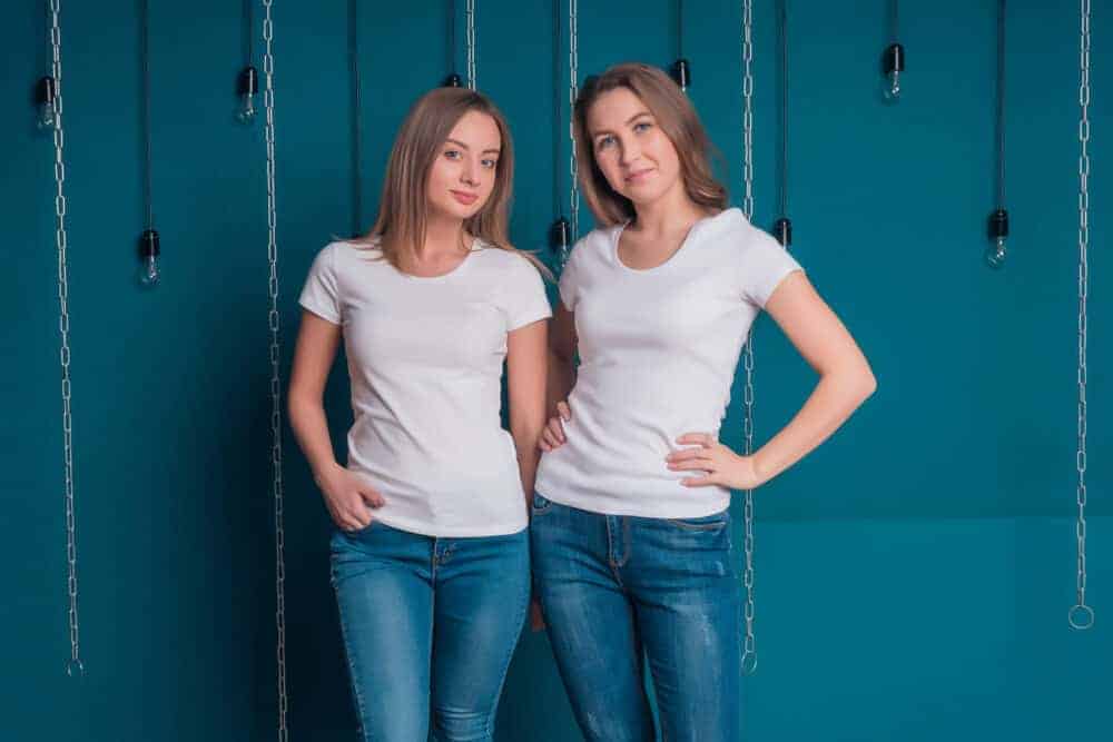 Deux brunes portant un t-shirt blanc uni.