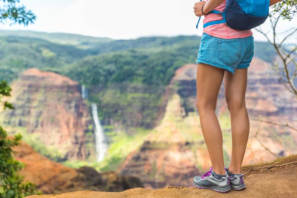 Одежда на природу летом. Туристка в походе в шортах красивая. Shorts Hiking girl. Девушка с рюкзаком переходит реку в трусиках.