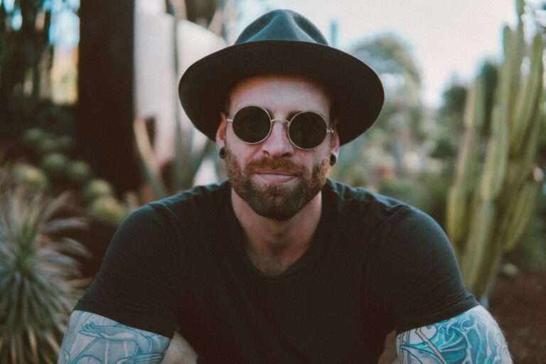 Bearded man with sunglasses and hat