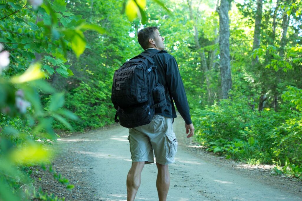 cargo-shorts-vs-flat-front-shorts