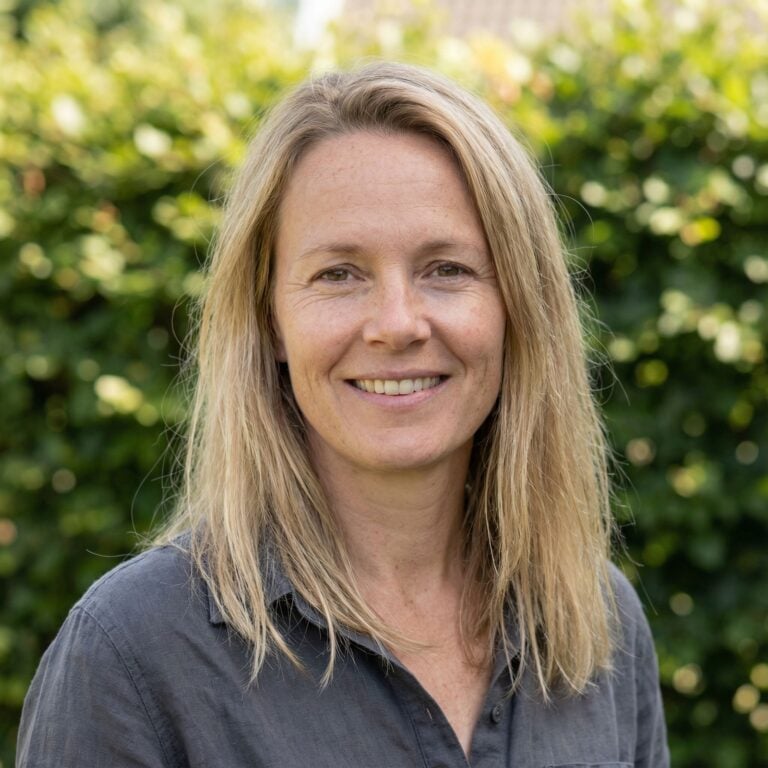 29 Before & After Face-Slimming Hairstyle Transformations for 42 Year Old Blonde Woman