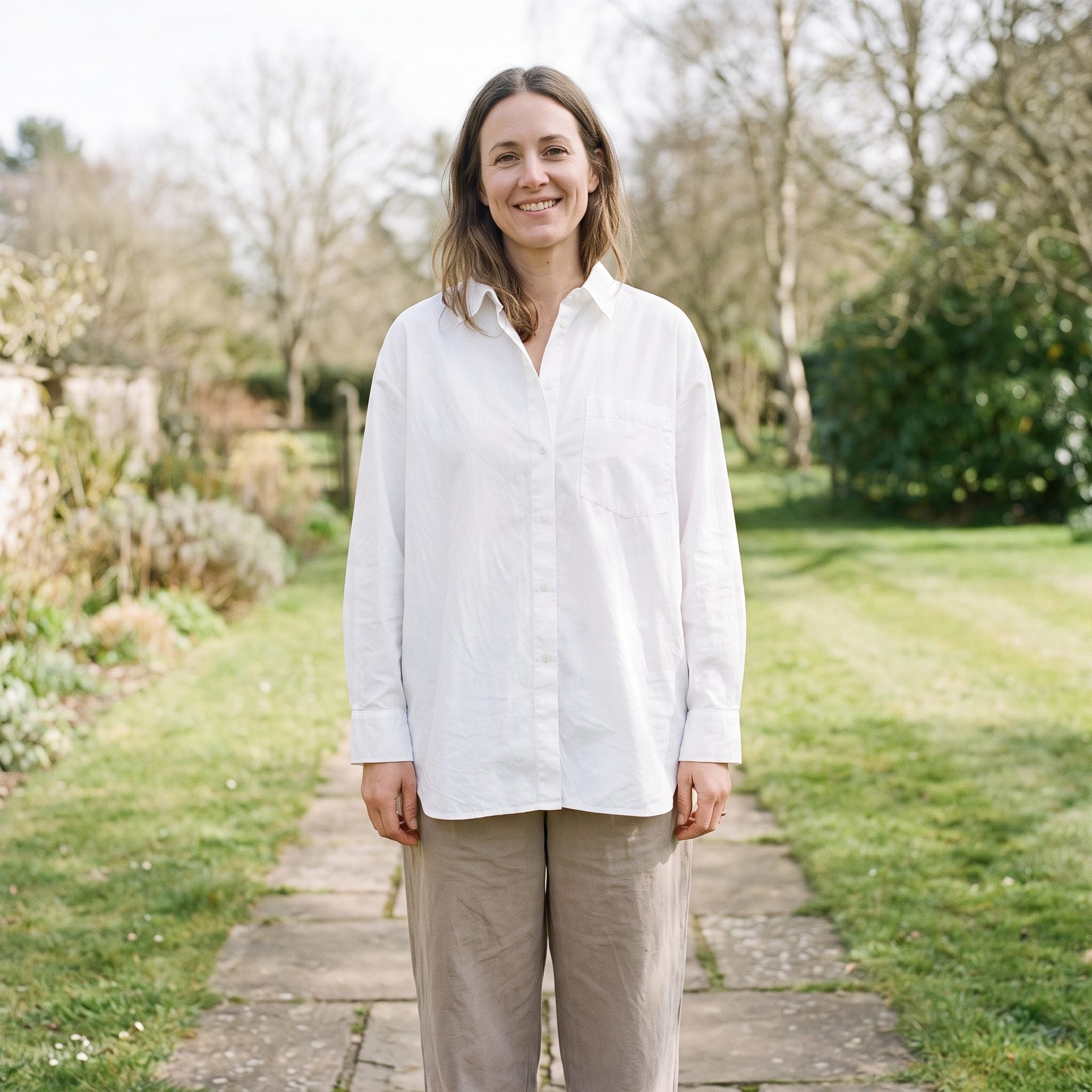 1995 white shirt styled with minimalist nineties fashion