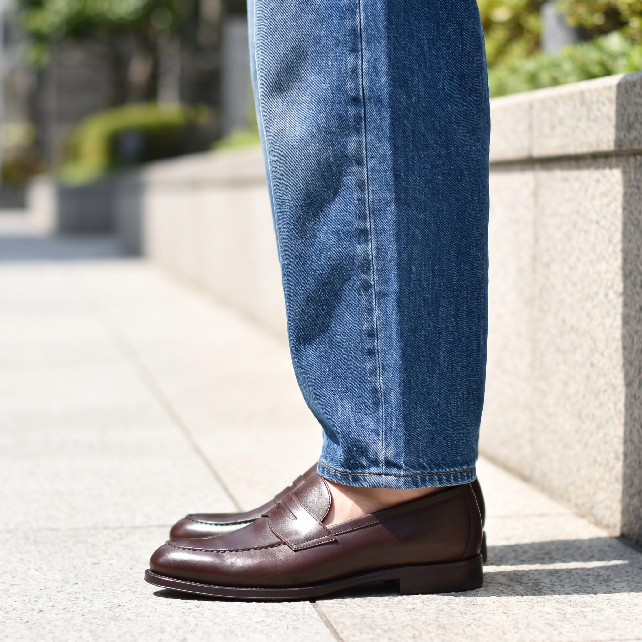 Ankle-Length Barrel Jeans + Slim Loafers