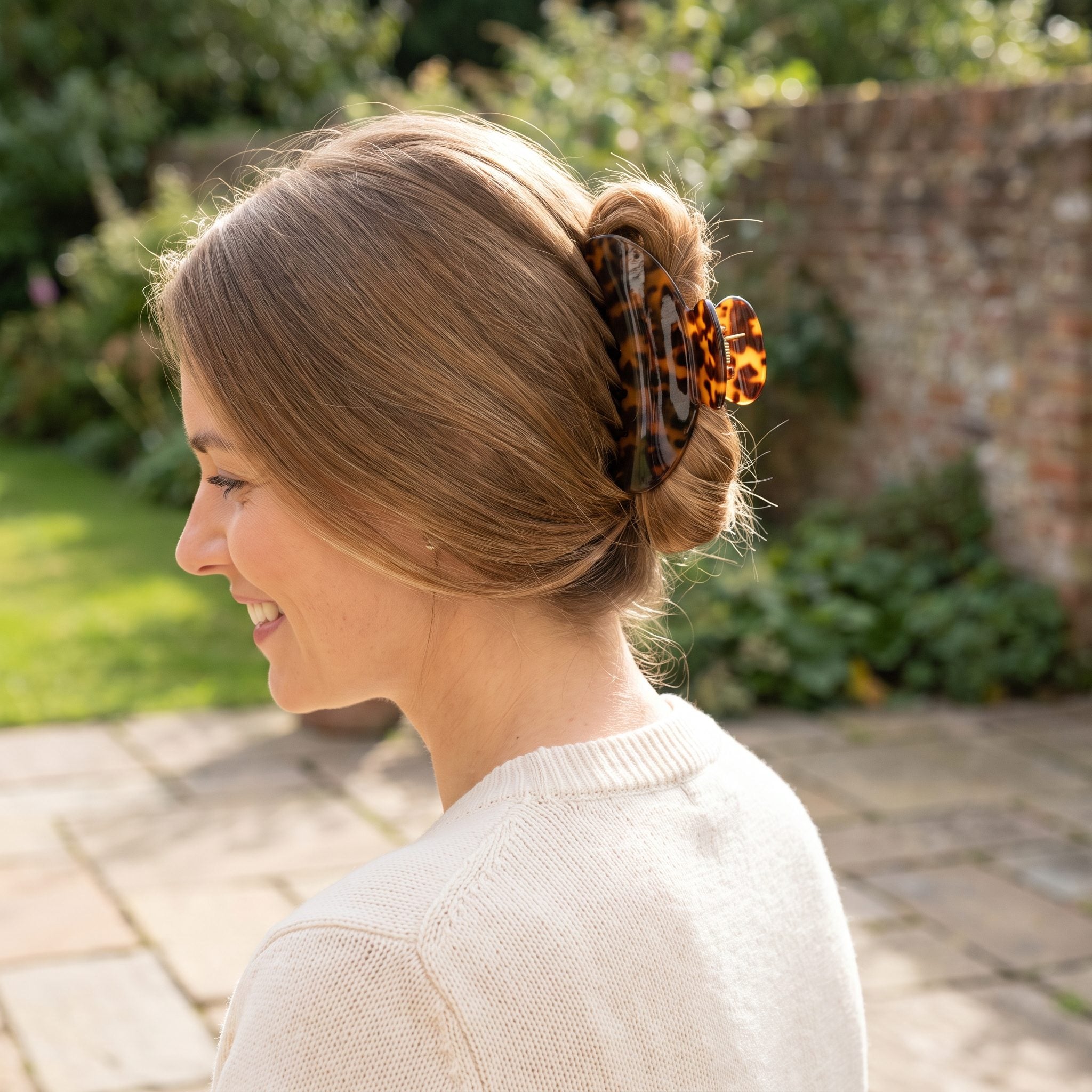 A Refined Hair Accessory Instead of a Bare Elastic